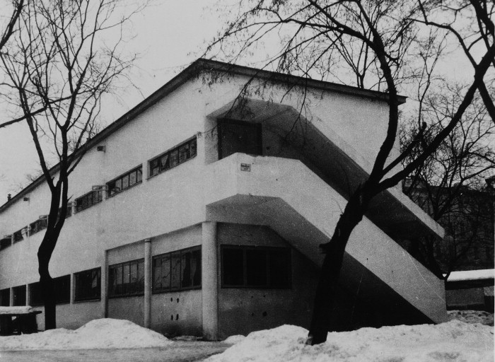 Корпус прачечной с застроенными опорами на 1 этаже. Фотография Р.Байрона,1930-е